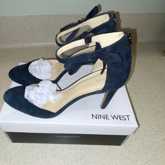 Navy Nine West Howley Suede Closed Toe with Bow Closure Dress Pumps Heels - Picture 2 of 12